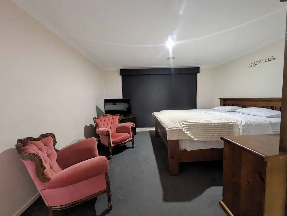 Cosy Spacious Hill Holiday Home