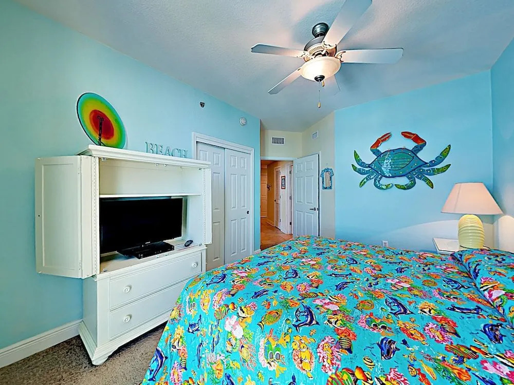 931 W Beach Blvd Condo by RedAwning