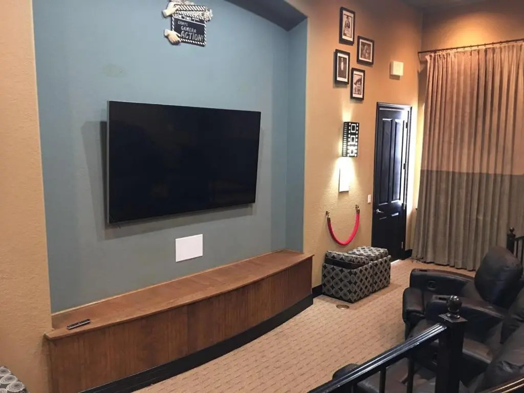 Cozy 4Bdrm/3Ba Townhome, 6 Miles to Disney & Shops