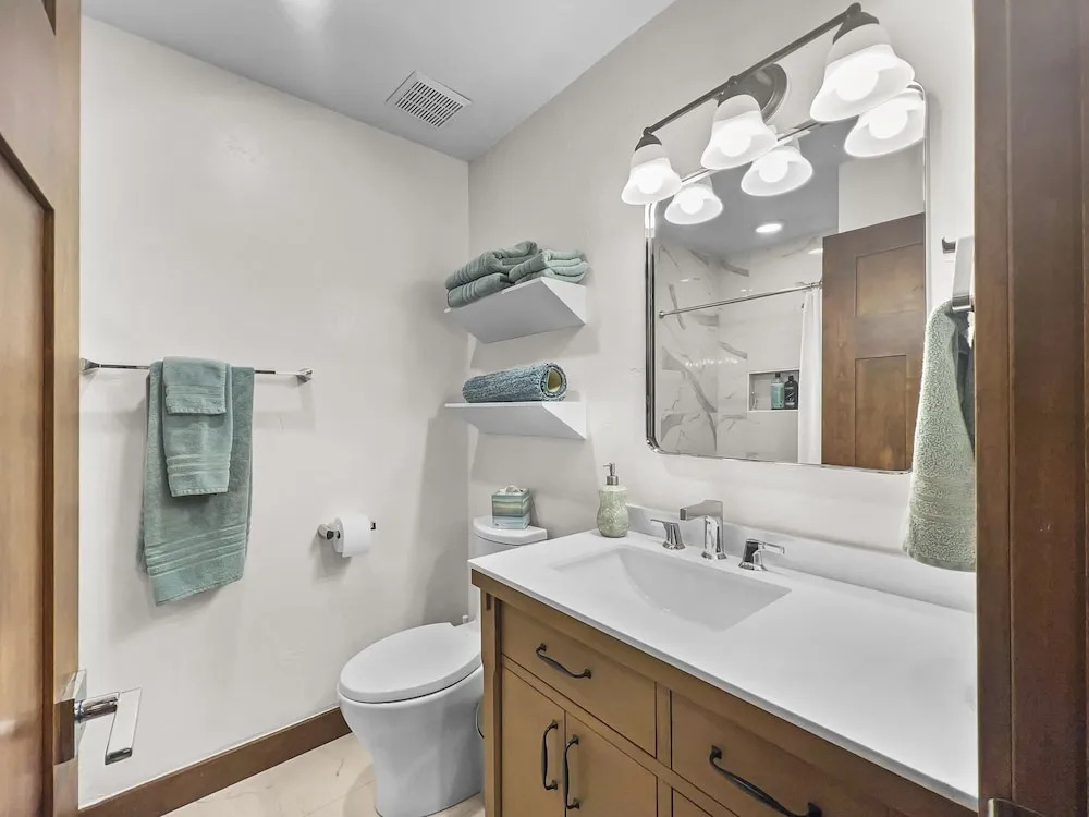 136 Top Of Main! Secret Daly Hideaway W/ Hot Tub! Walk To Main Street! 4 Bedroom Home by RedAwning