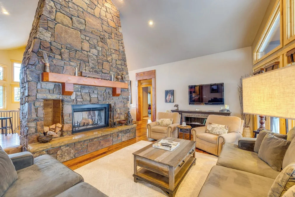 Ski-in/ski-out! Mtn-view Donnelly Home w/ Hot Tub
