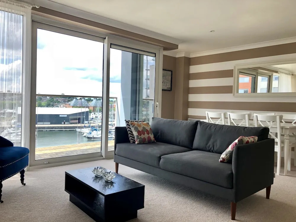 2 Bed 2 Bath Waterfront Views Parking 4th Flr