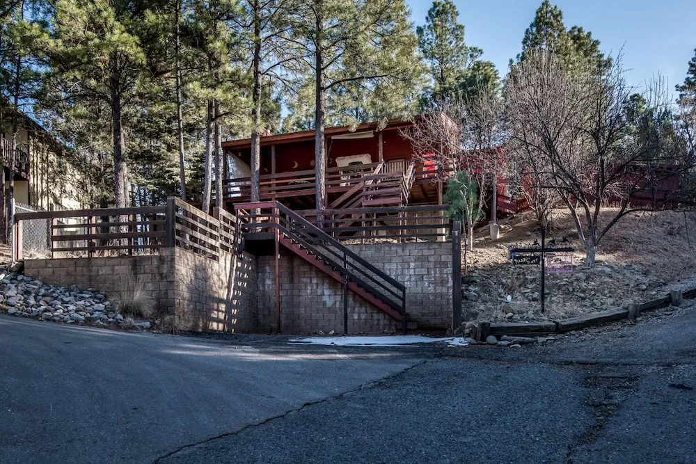Kizzy's Kove - Two Bedroom Cabin