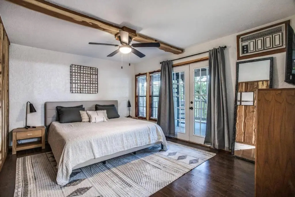 Renovated Waterfront w Dock, Sleeps 11