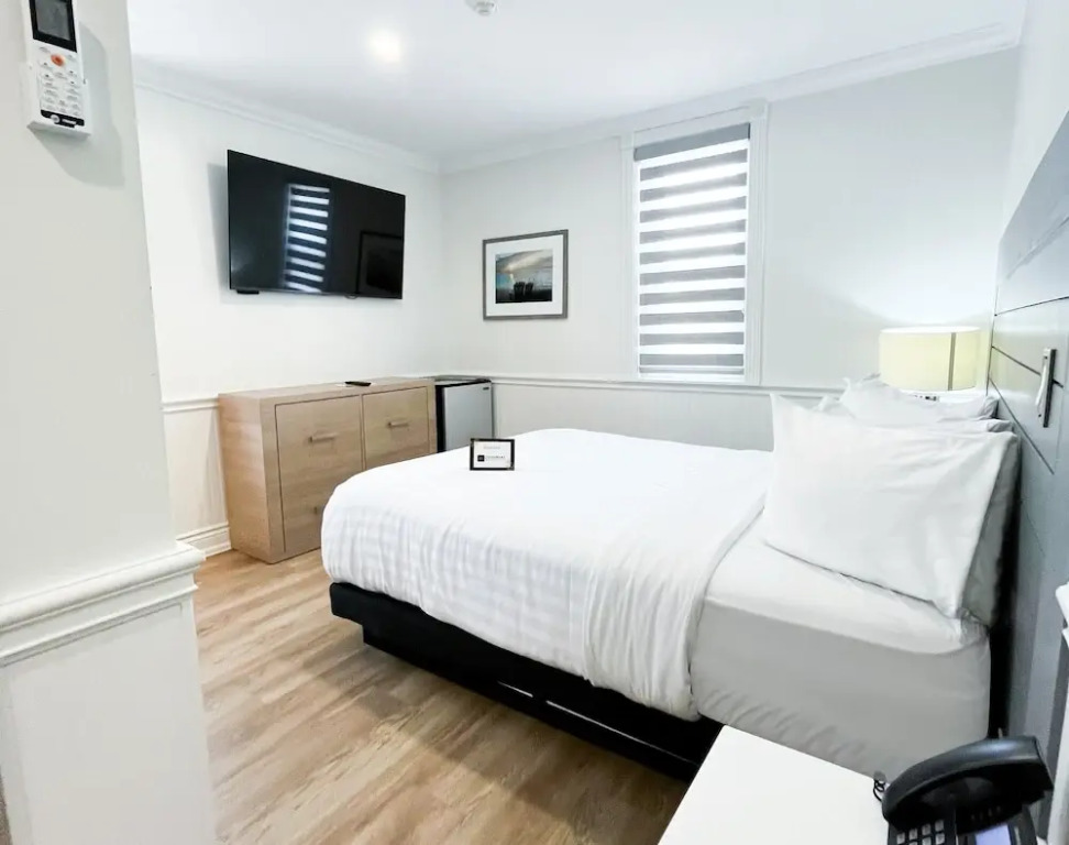 Colonial Hotel & Suites