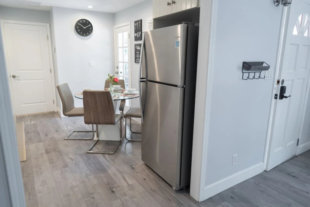 CHARMING UPGRADED 1-BEDROOM HOUSE IN GLENDALE  (p55)