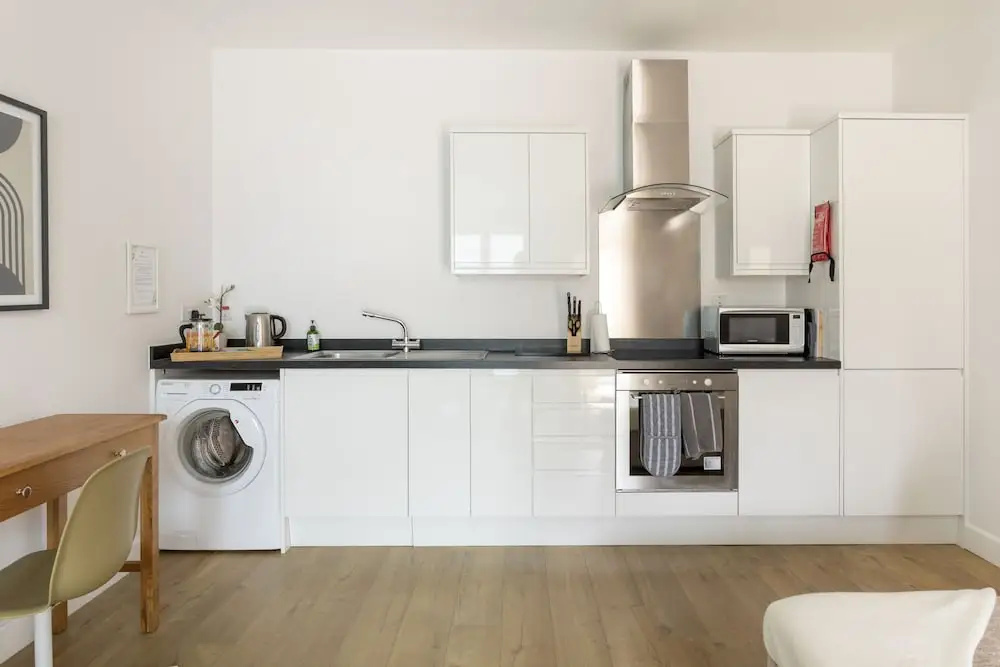 Queens Lodge 1-bed Apartment in Redhill
