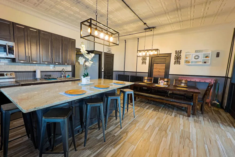 The Pub with Private Yard & Parking, Near the Falls & Casino by Niagara Hospitality