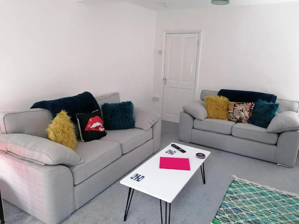 Charming 3BD Seaside Retreat in Burry Port