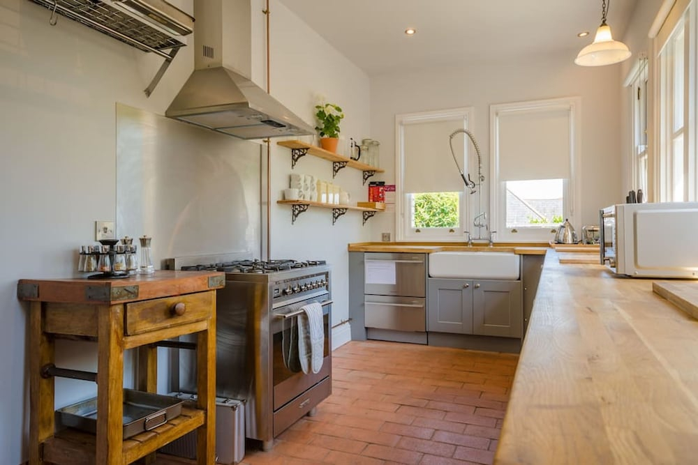 Entire Victorian Schoolhouse With hot tub and Harbour Views