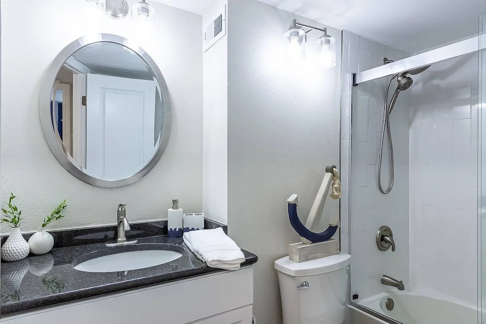Harbor Towers 4th Fl Pool & Bay Views End Unit