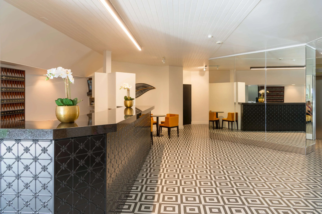 Bay Plaza Hotel