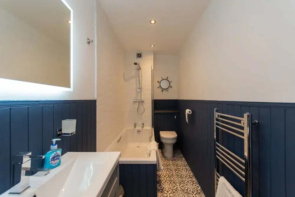 Captains Lookout - Cosy House With Sea Views