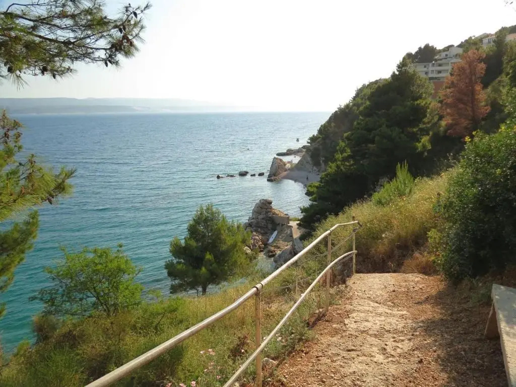 Entire home with a swimming pool for 12 in Marusici