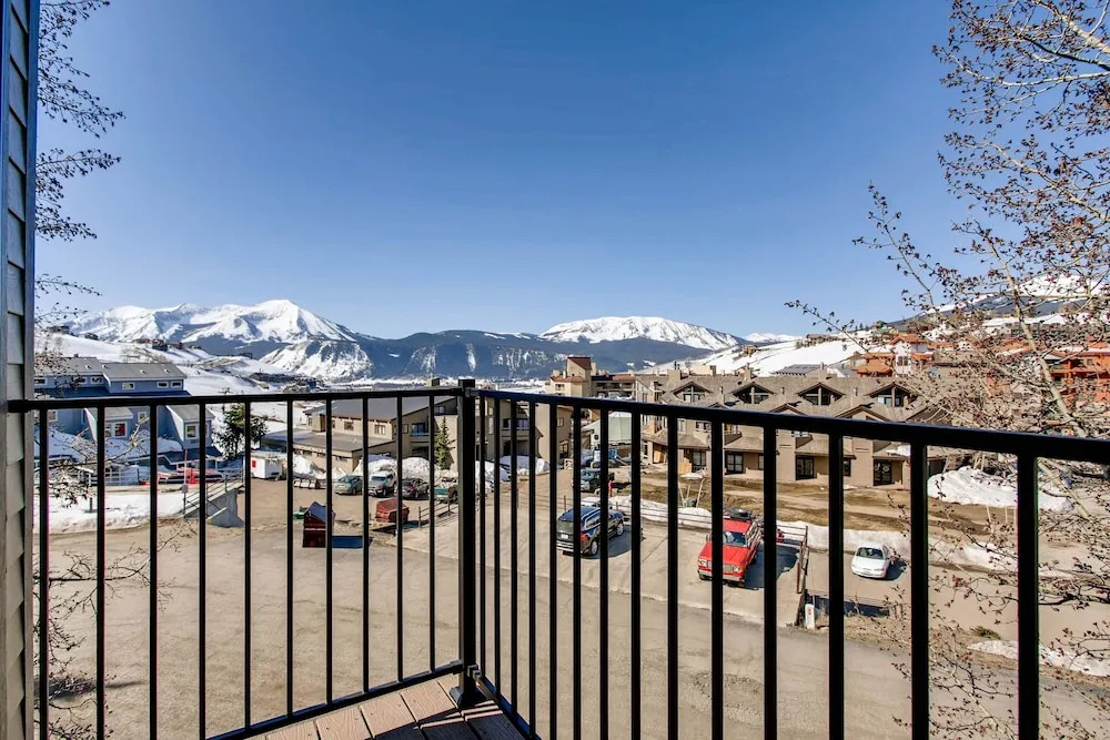 2 Br Buttes - Breathtaking Views Of Mountain Range 2 Bedroom Condo - No Cleaning Fee! by RedAwning