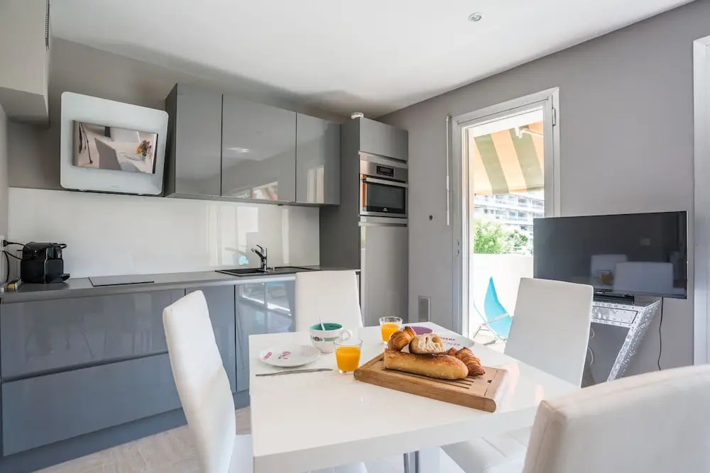 Modern A-C Studio by Weekome