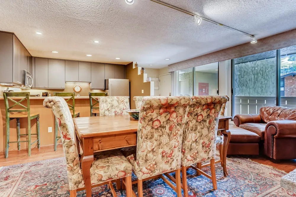 New Listing! Apres-ski Dream - Walk To Gondolas 4 Bedroom Condo