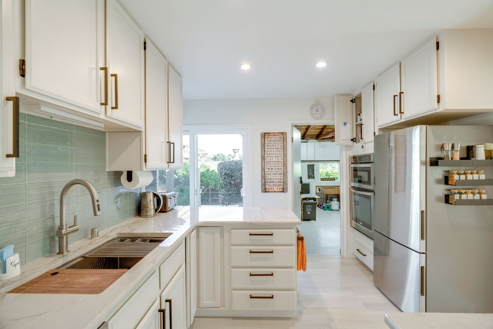 Seaside Home w/ Hot Tub & Patio: Close to Beaches!
