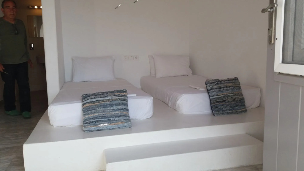 Manos Rooms
