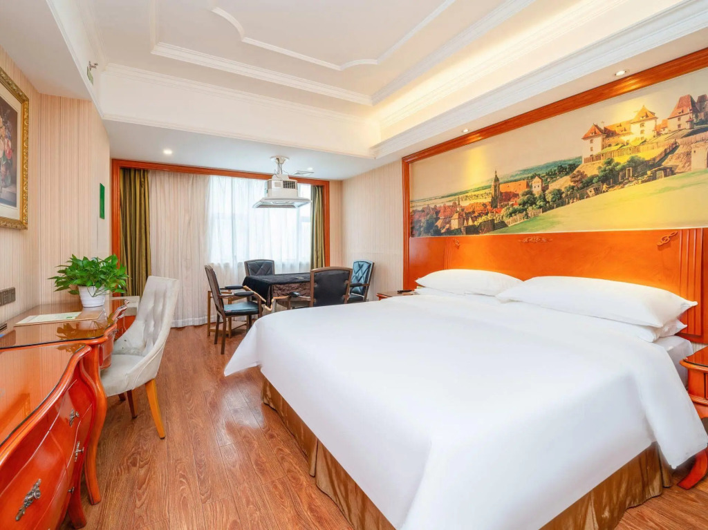 Vienna International Hotel (Shenzhen Bantian Yangmei Metro Station)