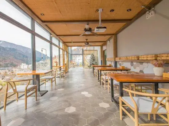 Siguniangshan Tea & Panda Hotel