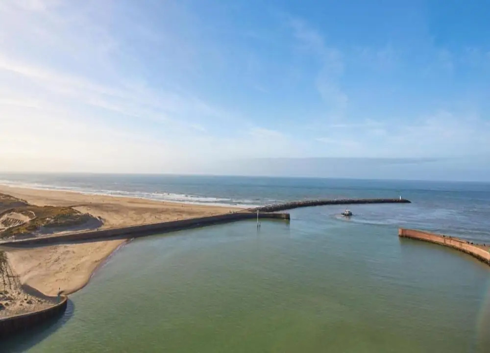 Harbor Breeze: Modern Stay