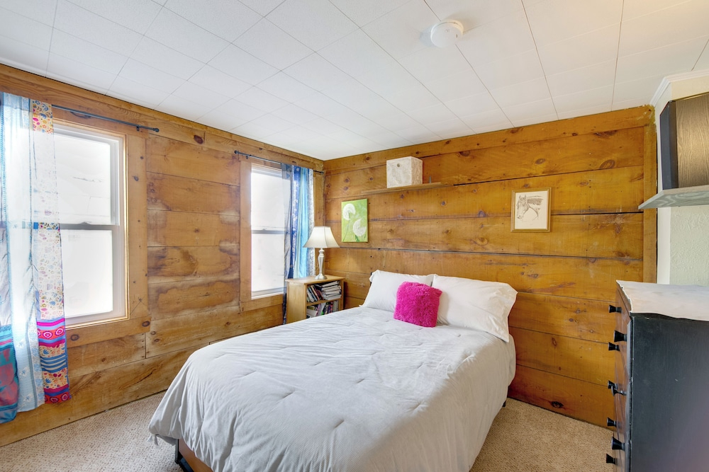 WFH Space & Yard! Walkable Lancaster Row Home