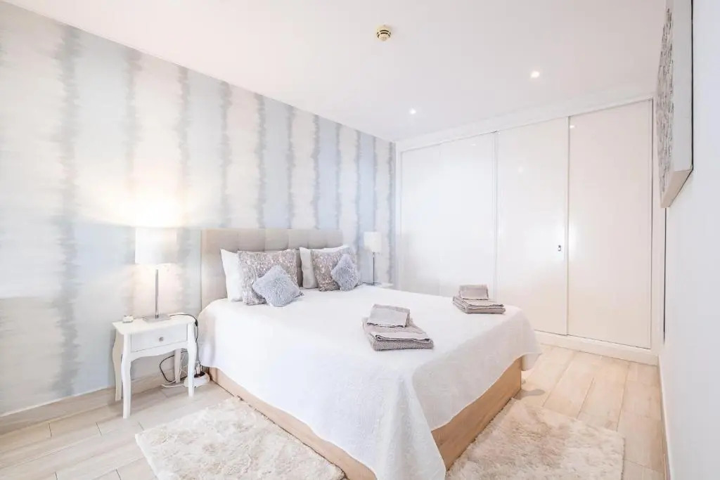 Luxurious Seaview Apartment with pool 5min Beach