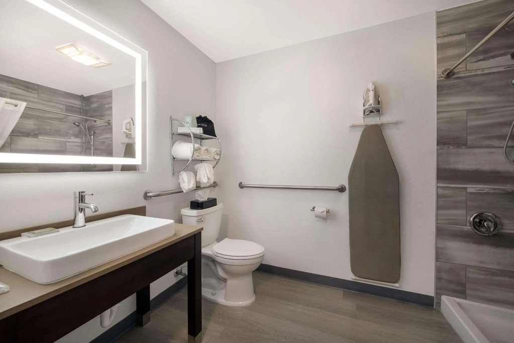 Country Inn & Suites by Radisson, Freeport, IL