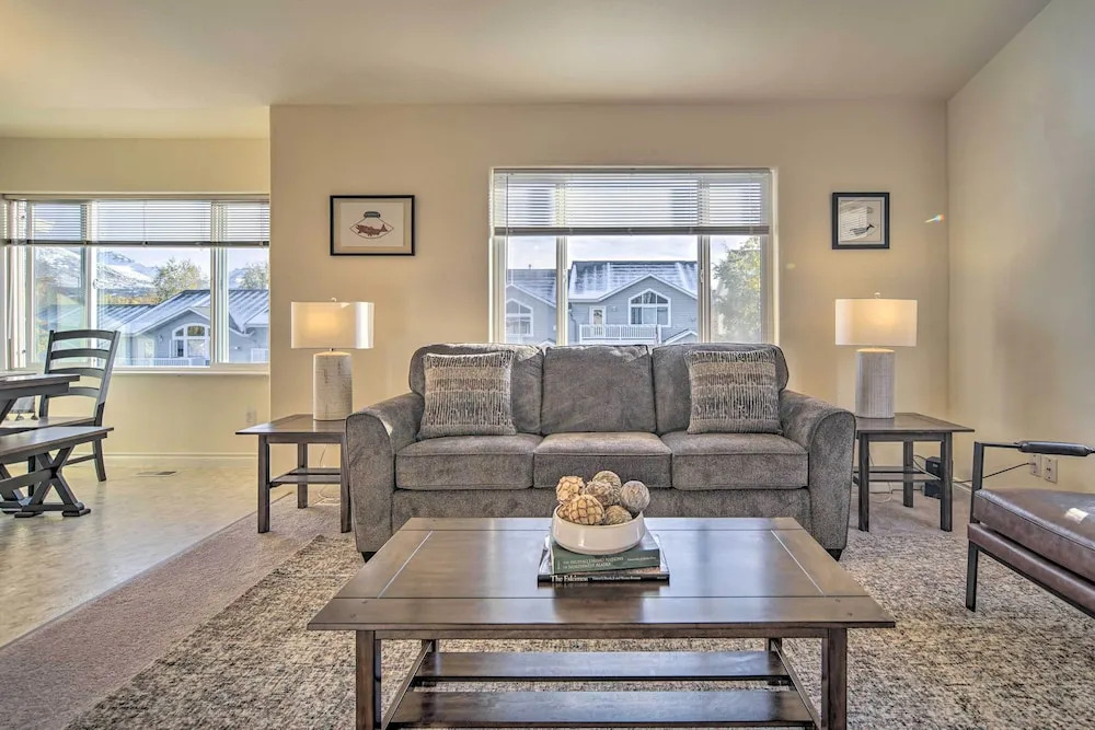 Quaint Anchorage Townhome - 6 Miles to Downtown!