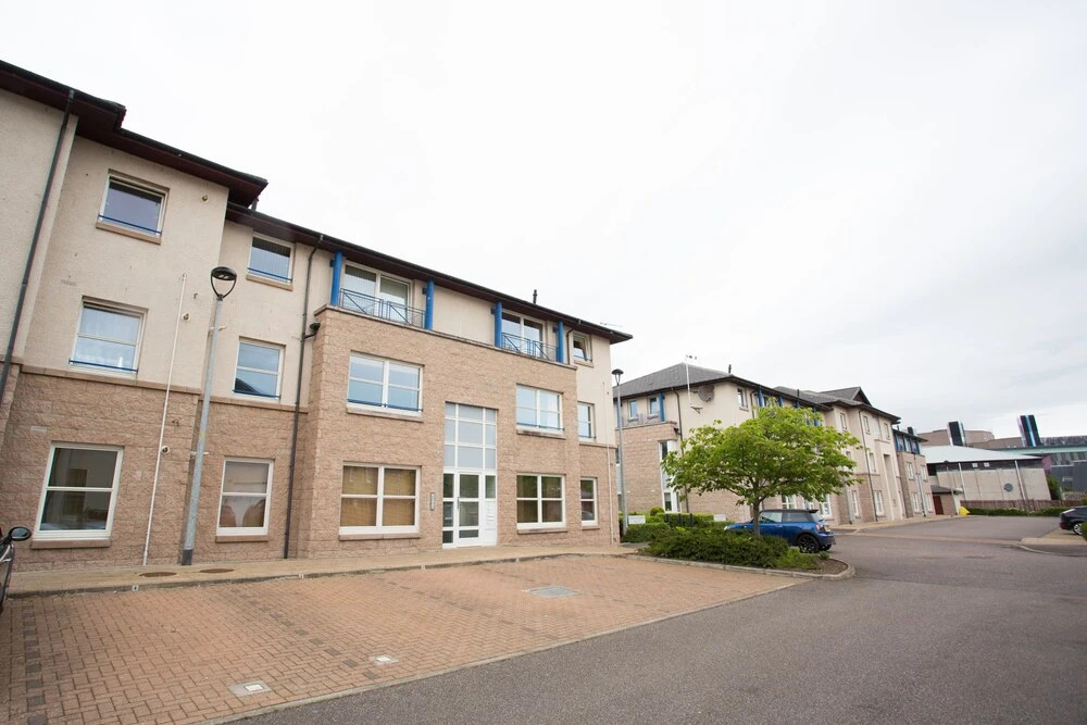 5 Riverside Gardens