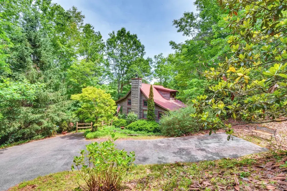 Rustic Cabin w/ Porches: 8 Mi to Tallulah Gorge!