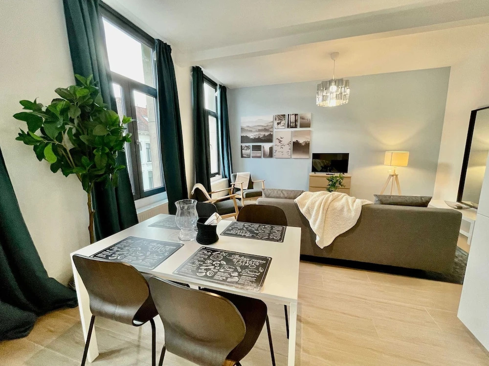 Luxury Dlx 1BR Near Fashion District by Oneluxstay