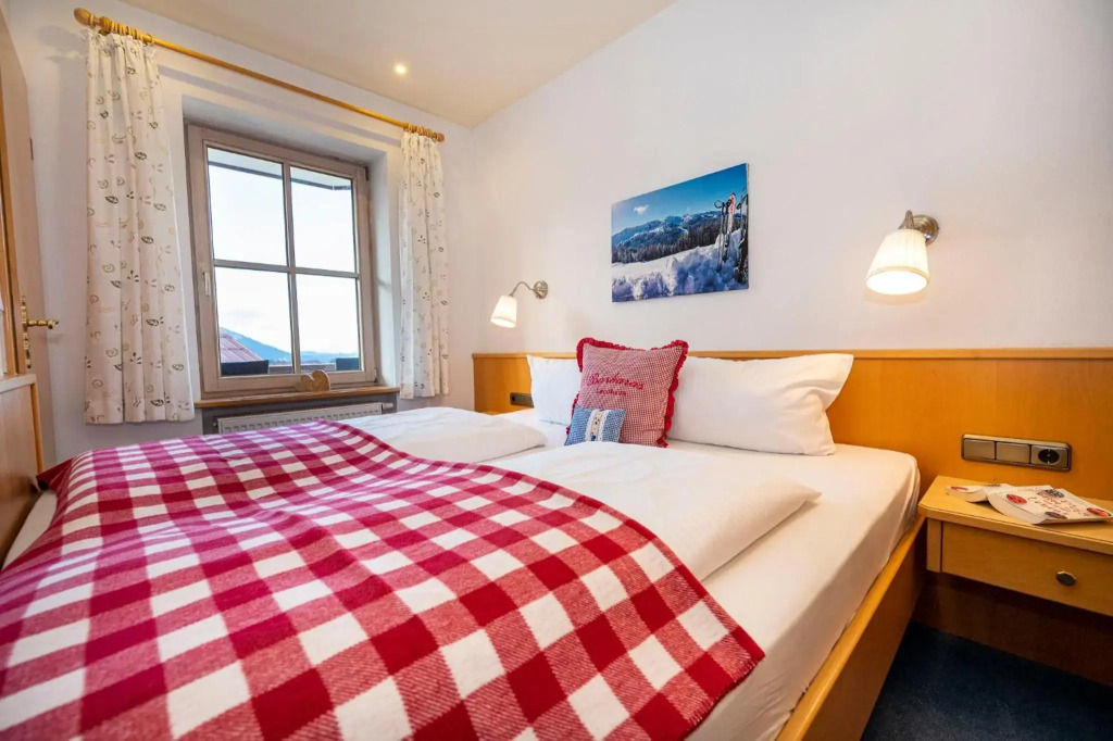 Gemütliche Ferienwohnung Bergwiese, 2-Raum, separates Schlafzimmer, schönen Balkon oder Terrasse, Komfort Ausstattung, ruhige Lage, kostenfrei WLAN, Sauna im Landhaus, Brötchenservice, Parkplatz kostenfrei, Hunde auf Anfrage, Tankstelle für E-Autos