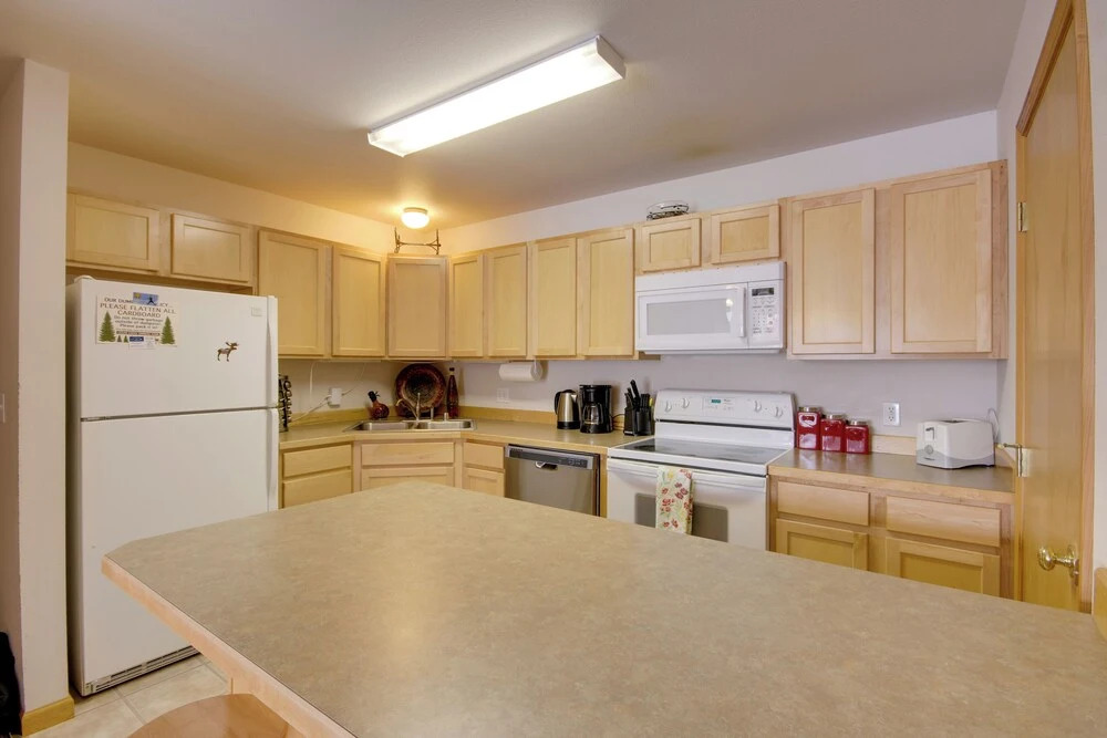 Condo in Cedar Creek w/ Shuttle to Big Sky Resort!