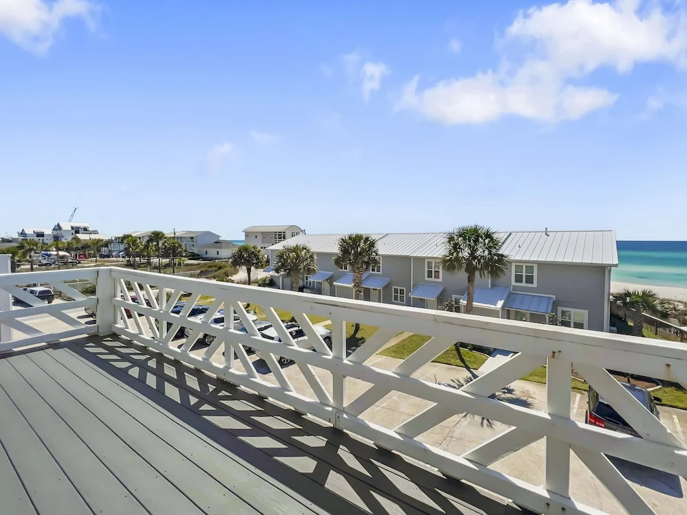Shoreline Townhomes #10 - 2 Br townhouse by RedAwning