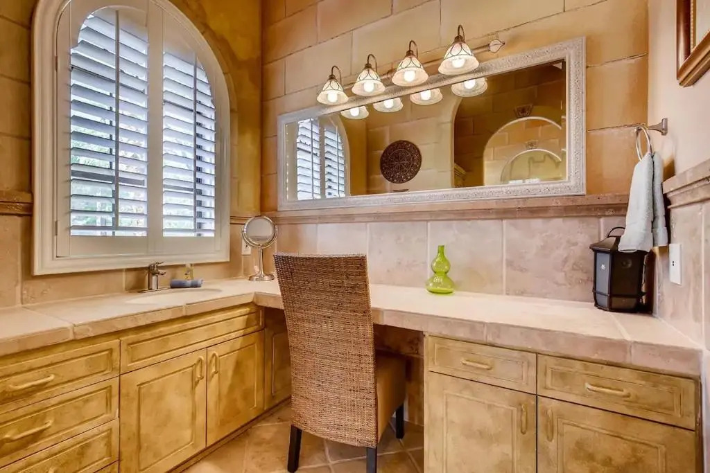 Villa Gordal - Enormous Villa in Las Vegas with 39 Sleeps