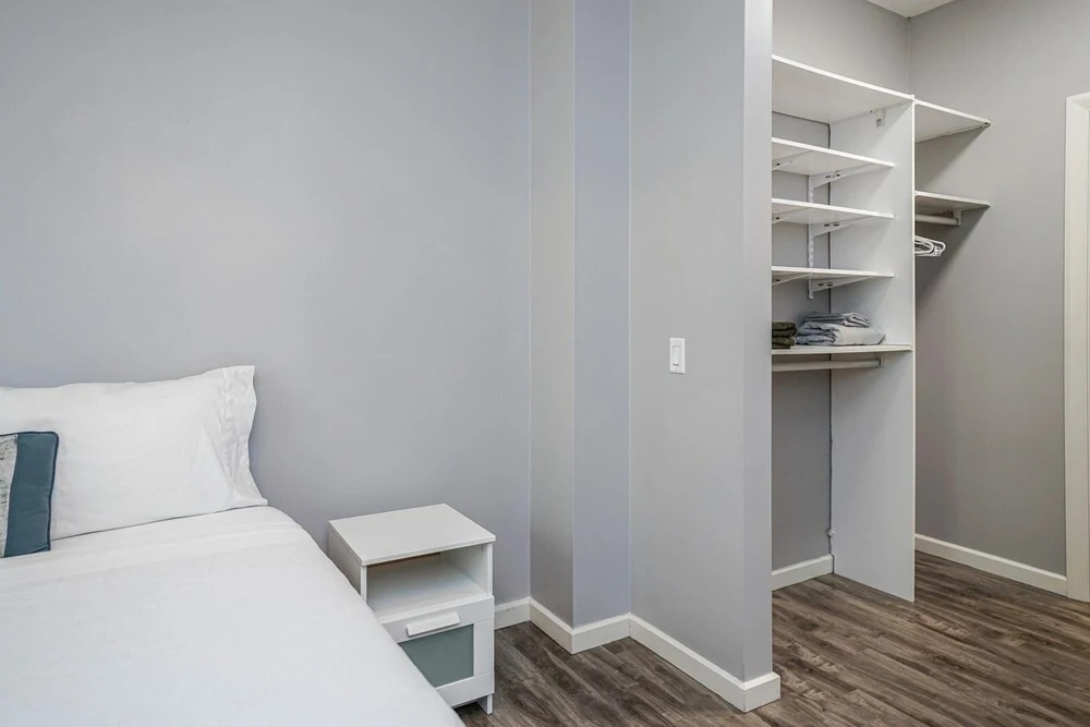 Beautiful 1bd Condo Patio Gym Parking Location