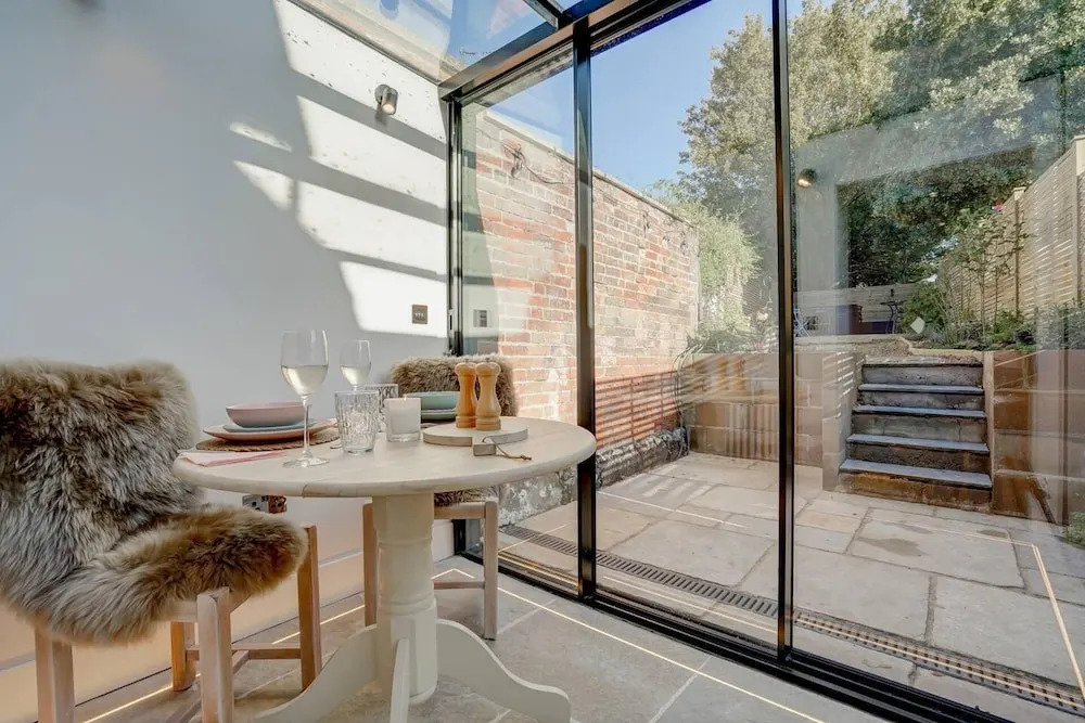 1 Bed Cottage Sleeps 2 with Hot Tub & Pets Welcome