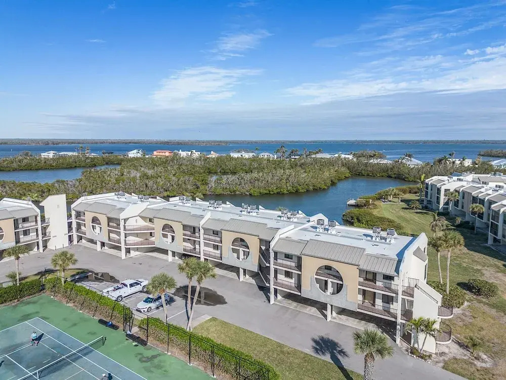 Bay Village 126: Charming Beachfront 2br/2ba Condo W/ Balcony 2 Bedroom Condo