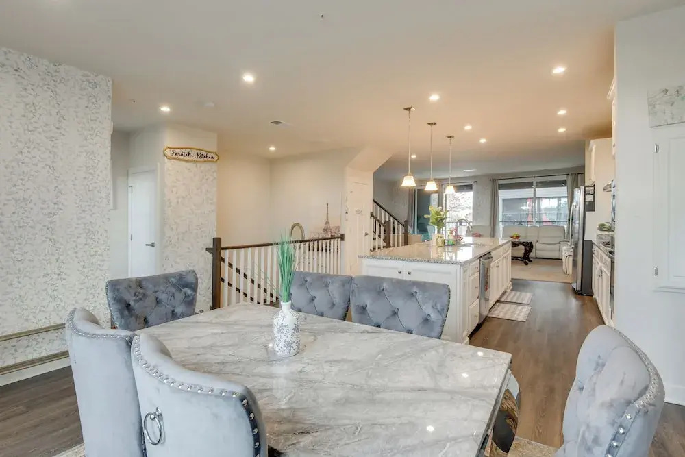 Townhome at Laurel Park: Modern & Spacious Getaway