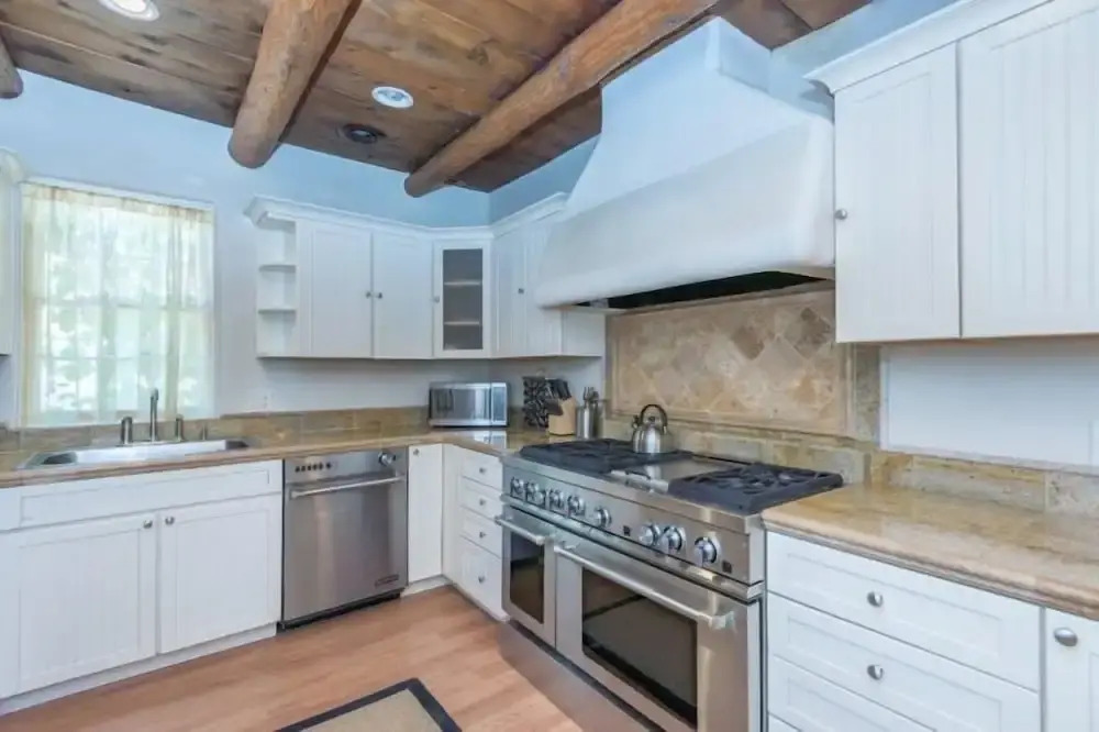 La Luz - Luxurious East Side Adobe With Hot Tub and Kiva Fireplace, Walk Everywhere