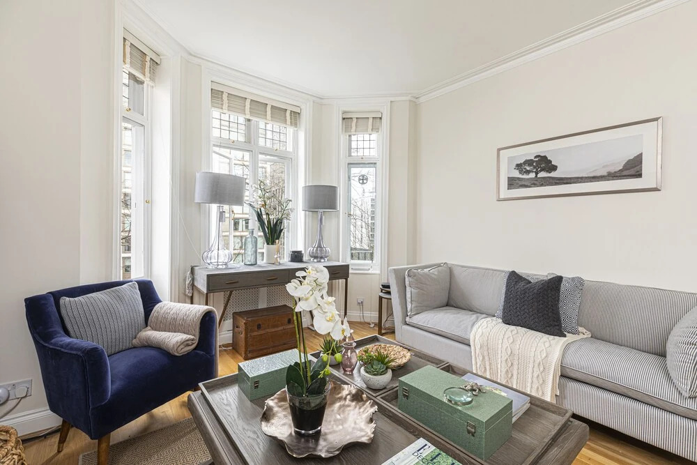 Stylish 3 Bedroom Flat with balcony is West Kensington