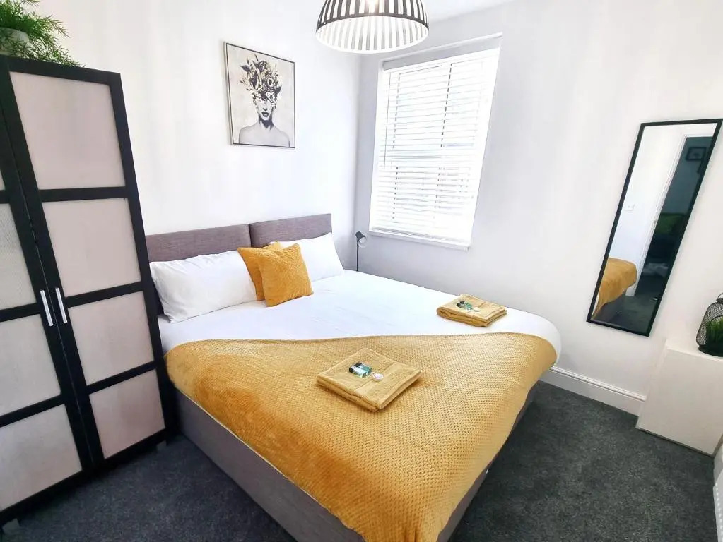 STYLISH 2 Bed APARTMENT WITH PARKING