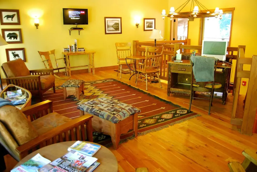 Glacier Guides Lodge