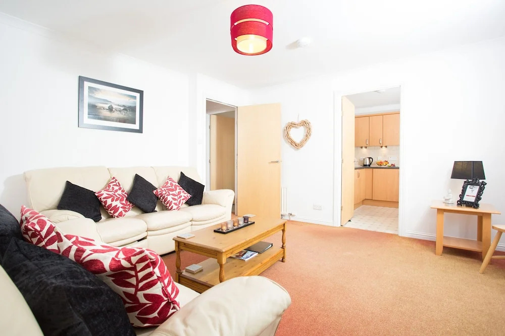 5 Riverside Gardens