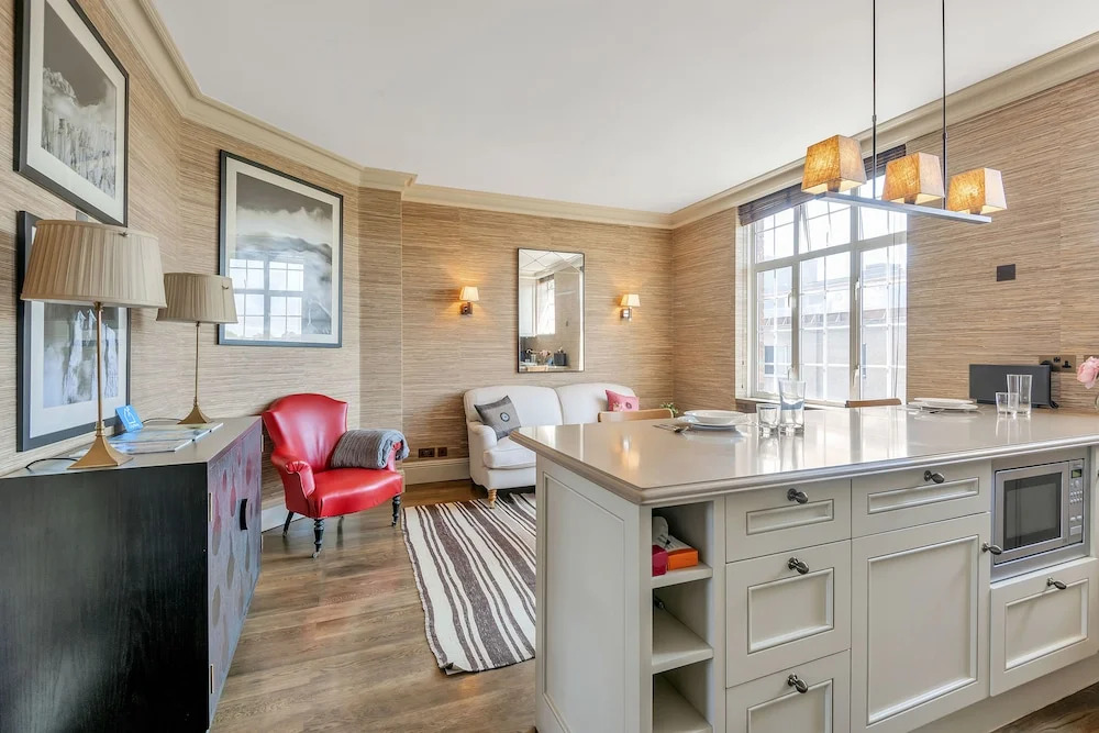 Stunning Chelsea Manor Gem - HBG