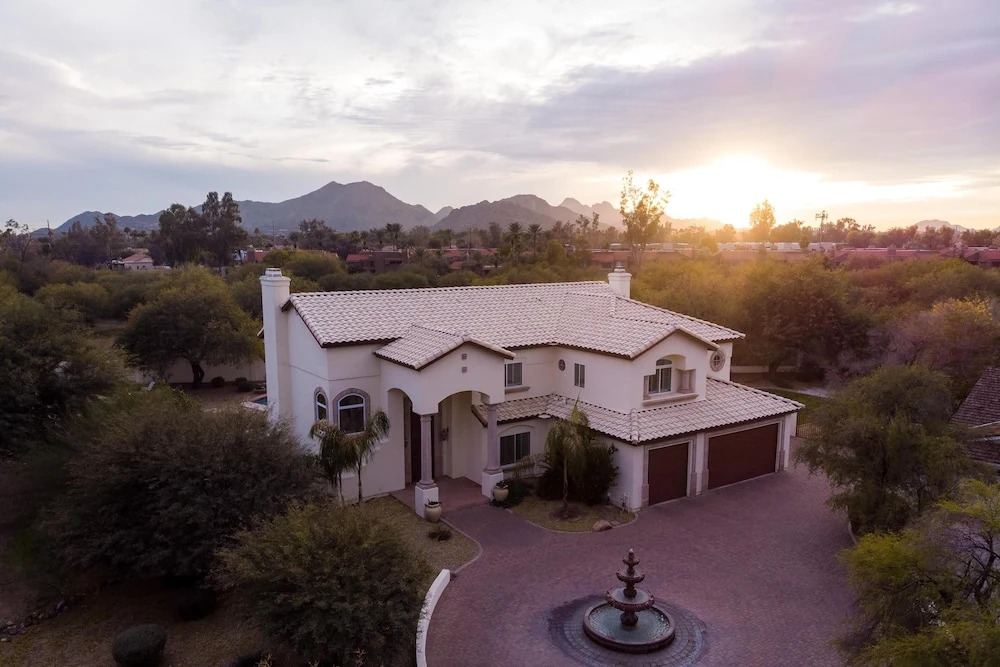 Sandstone by AvantStay Spacious Desert Oasis w Pool BBall Crt Movie Room