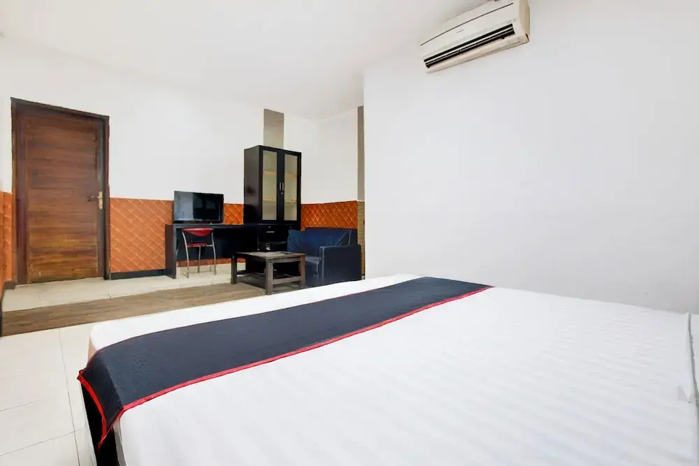 OYO 94512 Mega Inn Guest House