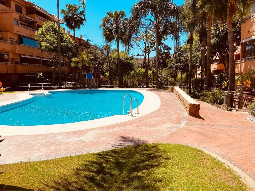 Marbella Costa Nagueles piscina y playa 6p